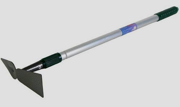 Мотыга  незаменимый инструмент при работе на грядках и газоне - фото